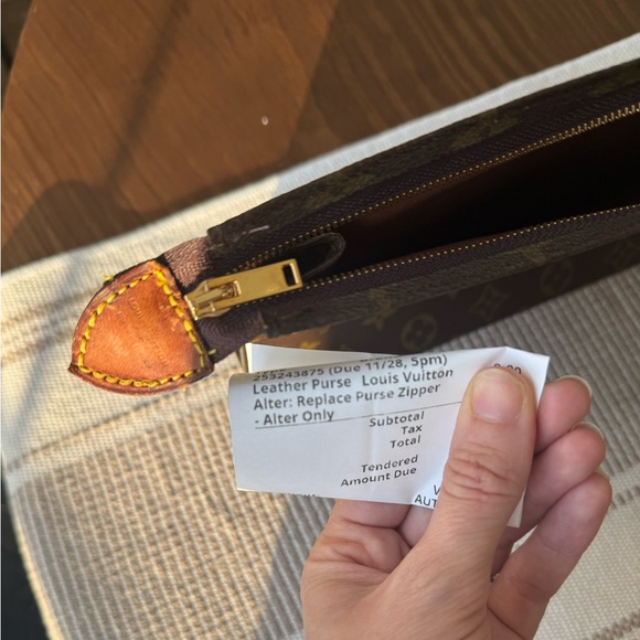 Louis Vuitton Monogram Toiletry 26 (Crossbody Bag) - Picture 5 of 12